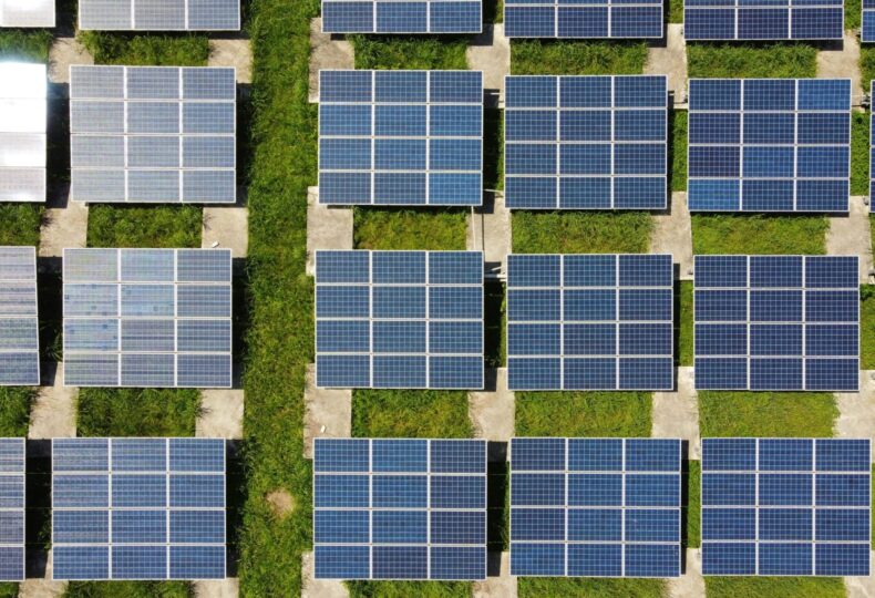 太陽光発電とは?仕組みから市場動向、収益性まで徹底解説【専門家監修】