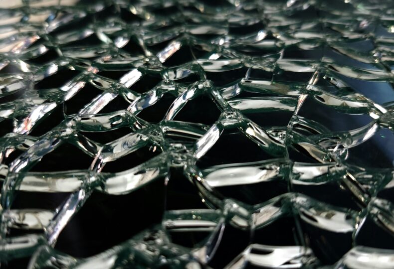 耐擦傷性ポリカーボネートの用途|産業別活用事例と選定ガイド